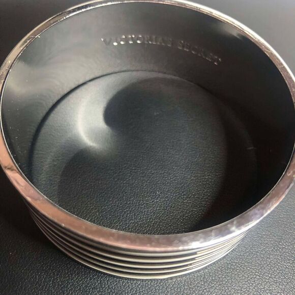 3114 Victorias Secret Enamel BLACK & IVORY wide bangle bracelet 7" - Picture 2 of 3